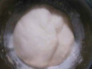 奶香小馒头,揉好的面团放入封上保鲜膜的盆里静置发酵30分钟，面团涨大如图所示