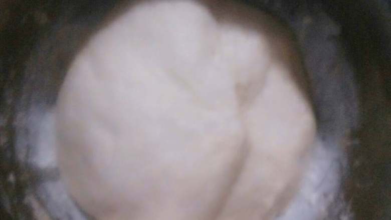 奶香小馒头,揉好的面团放入封上保鲜膜的盆里静置发酵30分钟，面团涨大如图所示