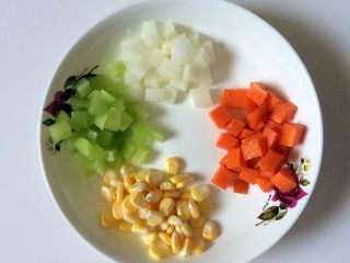 彩蔬丁,玉米取粒，胡萝卜、白萝卜、莴笋切丁