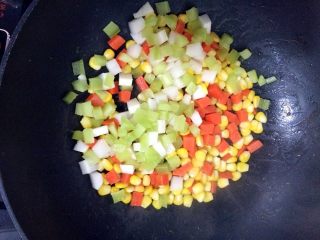 彩蔬丁,炒至胡萝卜表面微皱时倒入莴笋丁和白萝卜丁