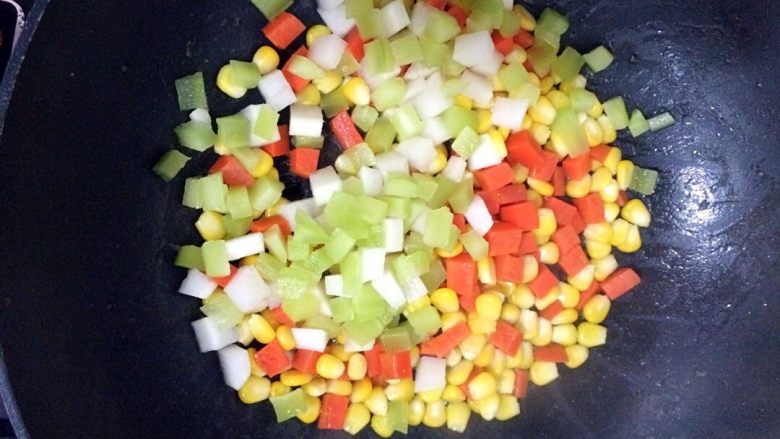 彩蔬丁,炒至胡萝卜表面微皱时倒入莴笋丁和白萝卜丁