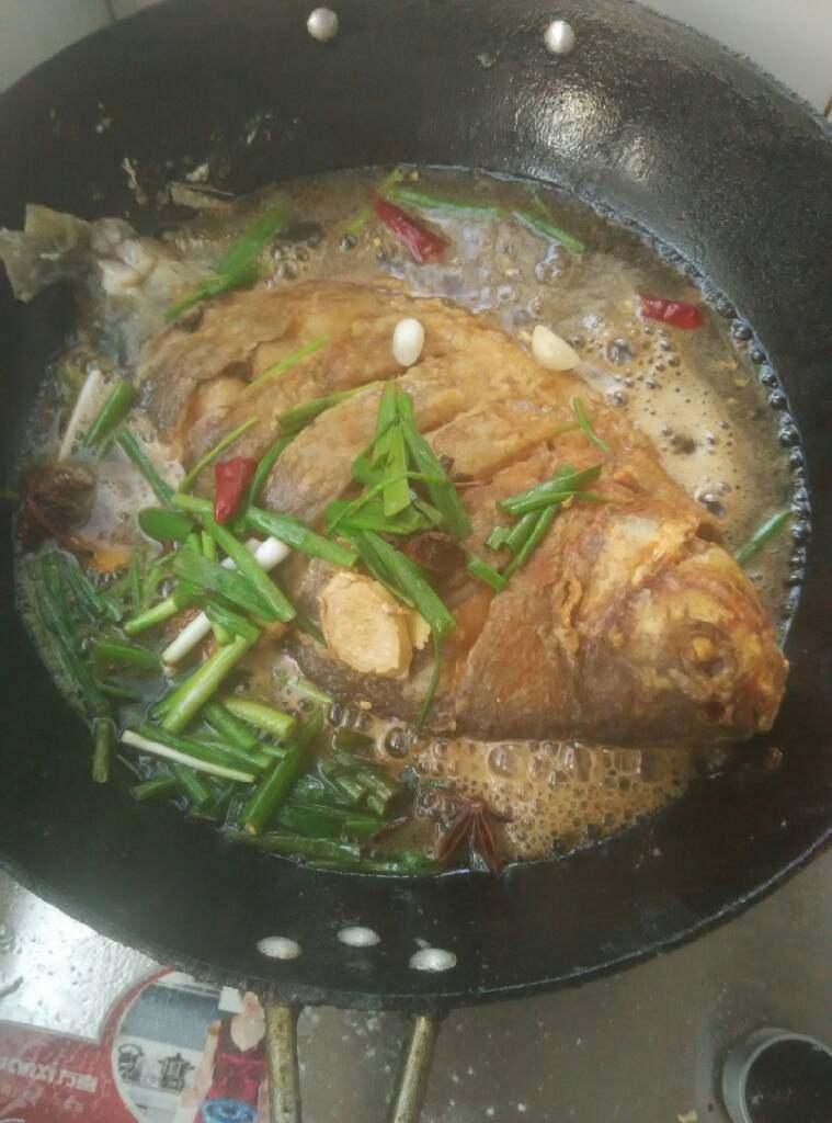 红烧白鲳鱼,盖盖，大火炖，注意不要干锅，待汤汁收尽出锅即可