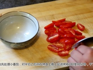 七彩法式冻,小番茄对半起开后码在烤盘上撒上盐进烤箱180度40分钟，烤成番茄干