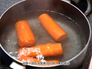 七彩法式冻,第三层，两根胡萝卜切四段放在水里煮20分钟