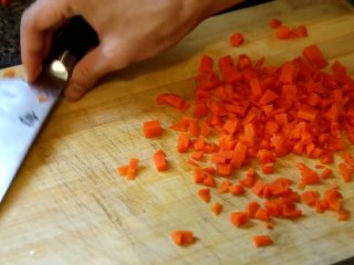 七彩法式冻,剩下的两段胡萝卜切丁加入打好的胡萝卜酱中，倒入模具摊平，用锡纸封好进烤箱180度烤30分钟