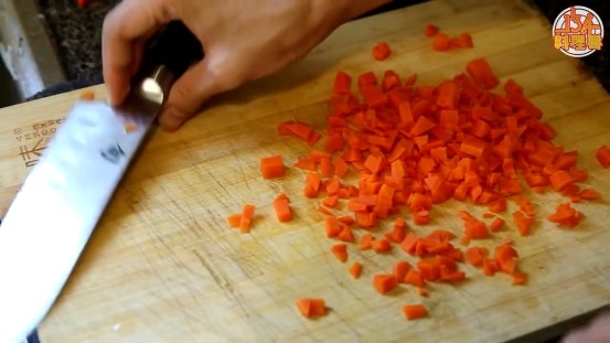 七彩法式冻,剩下的两段胡萝卜切丁加入打好的胡萝卜酱中，倒入模具摊平，用锡纸封好进烤箱180度烤30分钟