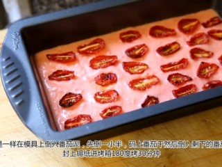 七彩法式冻,拿出模具，倒入一小半番茄泥，码上番茄干，再将剩下的番茄泥倒进去铺平，用锡纸封好进烤箱180度烤30分钟