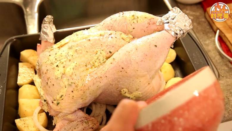 圣诞特辑【烤鸡】,烤盘里加入一点水，避免土豆烤焦，放一点百里香