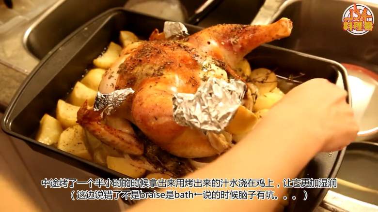 圣诞特辑【烤鸡】,中途烤了一个半小时的时候拿出来将烤盘的肉汁浇在鸡上，再回烤箱继续烤