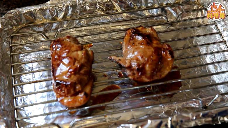 香烤鸭胸肉,煎好的鸭胸肉放入烤箱，涂上烤肉酱，220度烤20分钟