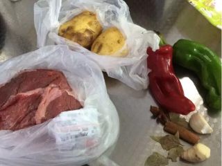 土豆烧牛肉,材料：牛肉、土豆、青红辣椒、姜、蒜、八角、桂皮、香叶