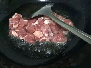 土豆烧牛肉,锅里放油加热后把切好的牛肉块放进去翻炒