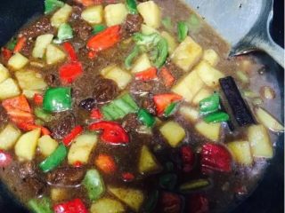 土豆烧牛肉,先大火后小火，土豆煮熟后加入青红辣椒至青红辣椒熟了就可以出锅了