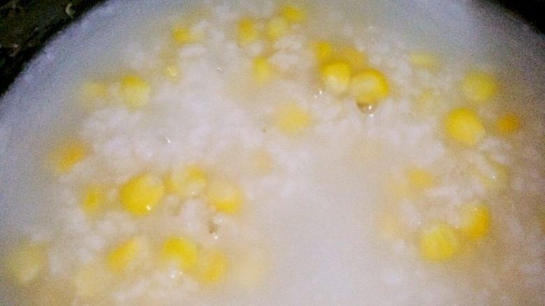 玉米稀饭,煮至米开花时倒入面糊，不停的搅拌，直至再次煮开