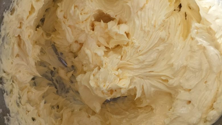 超酥脆～蔓越梅曲奇饼干,打至黄油呈乳白色即可。