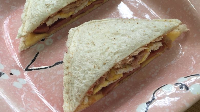 🌮早餐三明治,切开装盘