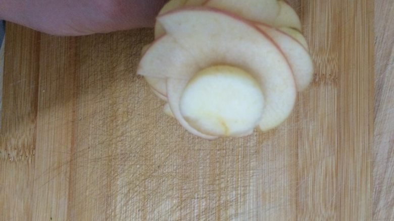 创意苹果花,底部插上之前挖的半圆，这样苹果花就可以平放了