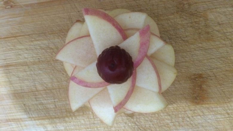 创意苹果花,红枣固定在苹果花顶端，浸一下白醋，防止变色