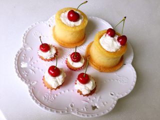 樱桃海绵蛋糕杯,淡奶油打发后装入蛋糕杯中，再添加樱桃或者其他水果装饰。