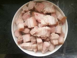 大炖菜,猪肉切2cm 方块，下沸水焯出血沫。