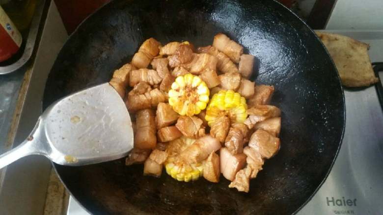 大炖菜,糖色炒好放入猪肉和玉米，炒至上色。