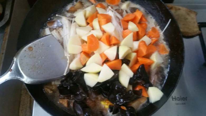 大炖菜,锅开后放入根茎类蔬菜一同炖煮。