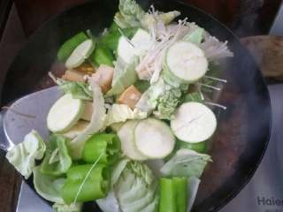 大炖菜,汤汁快收干时放入绿色蔬菜，继续翻炒。