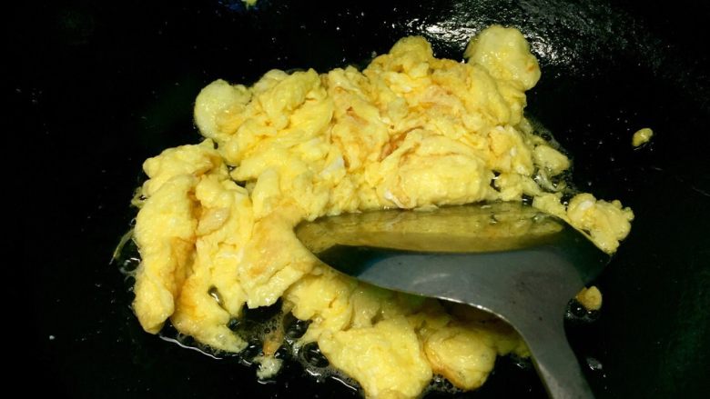 鸡蛋炒苦瓜,热油下鸡蛋，不用使它成型，打碎，然后盛出备用
