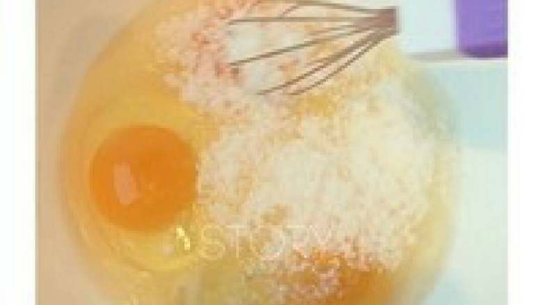 芒果千层,
1. 加入鸡蛋和细糖，然后开始搅拌。