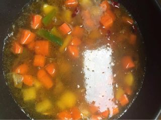 胡萝卜土豆炖牛肉,8:炒几分钟倒入和胡萝卜平的热水盖锅盖煮。⚠️一定要热水不然肉会柴的
