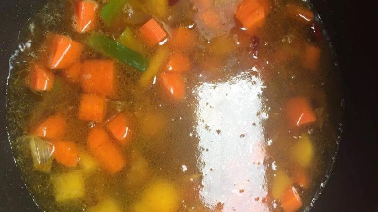 胡萝卜土豆炖牛肉,8:炒几分钟倒入和胡萝卜平的热水盖锅盖煮。⚠️一定要热水不然肉会柴的