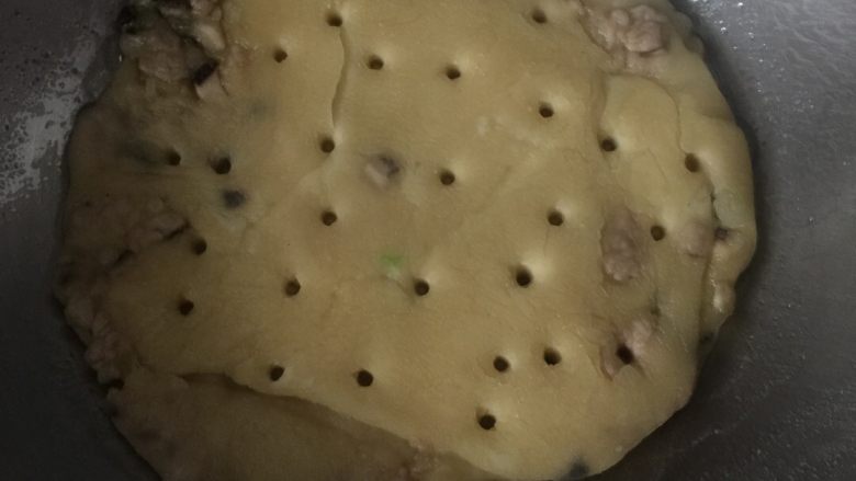 千层肉饼,热锅冷油煎饼，为保中间会熟，用筷子点小洞，面饼二面反复煎