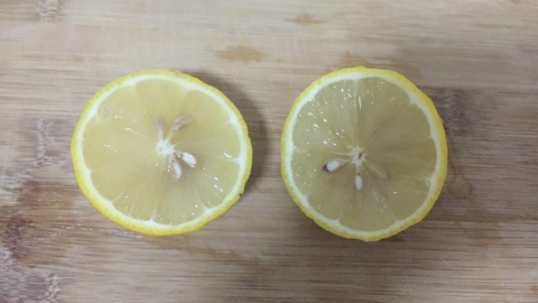 柠檬气泡（自制饮品 超简单）,柠檬对半切成两半。