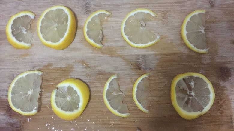 柠檬气泡（自制饮品 超简单）,将柠檬切于片状，并撒入适量盐。（如果是一个人的量，半只柠檬就可以了）