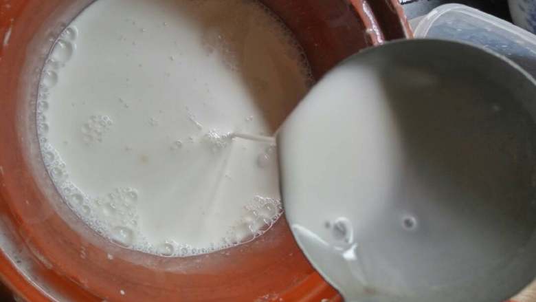 自制凉皮,将面浆用勺子拌匀，用匀子提起面浆能成直线就好了，如图！！锅里加水烧开待用