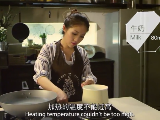 樱花芝士蛋糕,200ml淡奶油和80ml牛奶混合加热，加热的温度不能过高