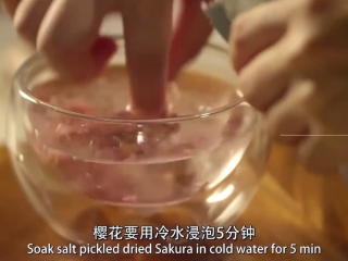 樱花芝士蛋糕,樱花用冷水浸泡五分钟，再换一碗清水浸泡十分钟，切记水不能太烫