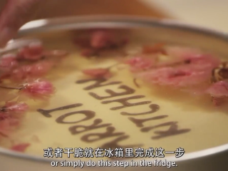 樱花芝士蛋糕,再把盐渍樱花摆在镜面层，放好后，原地静置一段时间，等樱花层凝固再放入冰箱冷藏五个小时以上