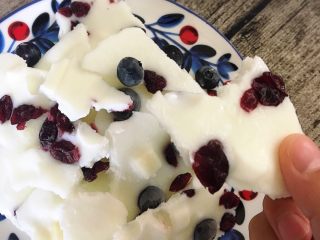 双莓酸奶薄脆,从冰箱拿出来之后，随意掰成你想要的样子即可！超级好吃！