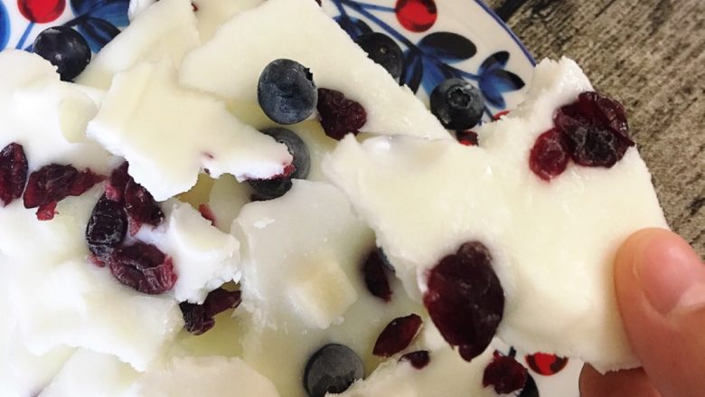 双莓酸奶薄脆,从冰箱拿出来之后，随意掰成你想要的样子即可！超级好吃！