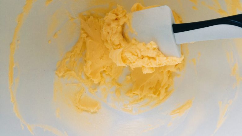 卡通饼干（家里没有鸡蛋的这样做）,用打蛋器把黄油搅拌成霜状，然后加入糖粉用刮刀拌匀！