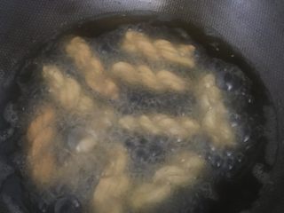 香酥小麻花,锅里放入菜籽油烧至180度左右，放入做好的麻花，小火慢炸至金黄色捞出