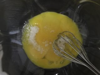 蔓越梅卷,蛋黄加入10g白糖搅拌