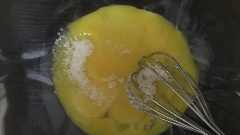 蔓越梅卷,蛋黄加入10g白糖搅拌
