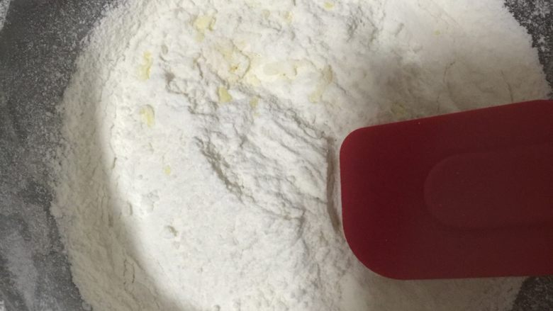 蔓越梅卷,再倒入过筛的面粉用刮刀上下拌匀，不要打圆圈哦