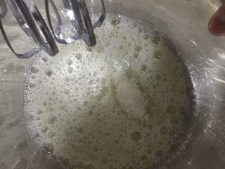 蔓越梅卷,蛋白用电动打蛋器打发至泡泡形状时加入糖10g