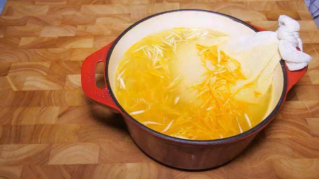 香橙果酱,把橙皮丝和柠檬皮丝放入锅里，加入清水，煮开转小火煮1小时