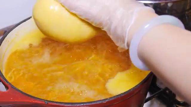 香橙果酱,加入细砂糖搅拌，把袋子里的果胶挤出来，开大火煮半小时