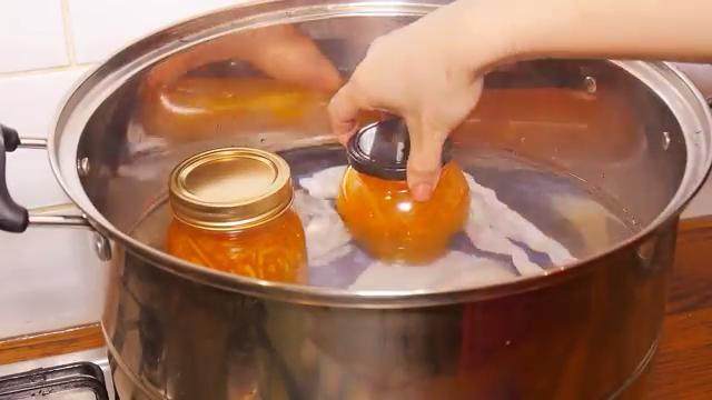 香橙果酱,烧一锅水，铺上毛巾，放入果酱瓶，倒入开水没过瓶口，水开后中火煮15分钟