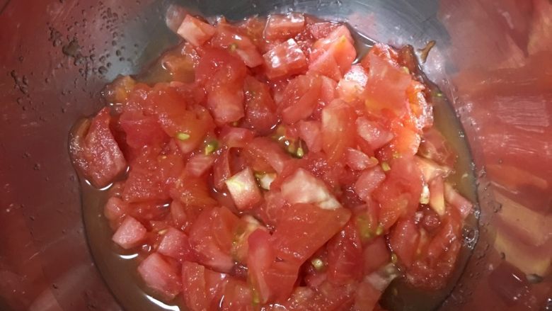 墨西哥莎莎酱,番茄先浸热水、再浸凉水后去皮、切丁